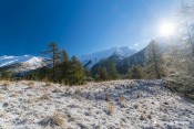 soleil du matin au dessus col lacroix depuis sentier enneige egorgeou