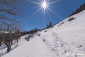 soleil sur route lac de roue souliers hiver