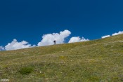 un homme dans les nuages au co clot du loup