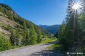 vue sur la route furfande sous le soleil au dessus champ blanchon