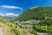 vue sur le village de ristolas lac lacroix en contrebas