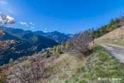 vue sur les maisons depuis sentier