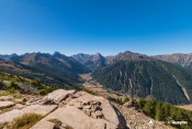 vue vallee depuis rocher sur sentier gr58 cretes peyra plata gilly